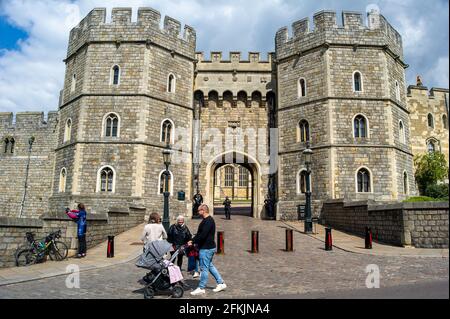 Windsor, Großbritannien. Mai 2021. Windsor Castle ist aufgrund der Covi-19-Sperrbeschränkungen vorübergehend geschlossen. Windsor war heute sehr beschäftigt, da die Menschen das Wochenende an den Bankfeiertag im Mai genossen, nachdem einige Lockerungen der Covid-19-Lockerung durchgeführt wurden. Quelle: Maureen McLean/Alamy Stockfoto