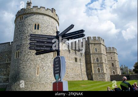 Windsor, Großbritannien. Mai 2021. Windsor Castle bleibt aufgrund der Covid-19-Sperre geschlossen. Windsor war heute sehr beschäftigt, da die Menschen das Wochenende an den Bankfeiertag im Mai genossen, nachdem einige Lockerungen der Covid-19-Lockerung durchgeführt wurden. Quelle: Maureen McLean/Alamy Stockfoto