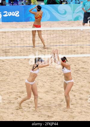 OLYMPISCHE SPIELE PEKING 2008. 13. TAG 21/8/08 WOMAN'S S BEACH VOLLEYBALL UAS V CHINA GOLDMEDAILLENSPIEL. MISTY MAY-TREANOR (RECHTS) .& KERRI WALSH NACH DEM GEWINN EINES PUNKTES V JIA TIAN & JIF WANG (CHN). BILD DAVID ASHDOWN. Stockfoto