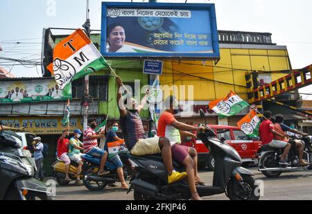 Kalkutta, Indien. Mai 2021. Kalkutta. Westbengalen, 2. Mai 2021, die Anhänger des Chief Ministers des Staates Westbengalen und des Chefs des Trinamool-Kongresses (TMC) Mamata Banerjee feiern nach den ersten Umfrageergebnissen inmitten der Ausbreitung der Coronavirus-Krankheit (COVID-19) in Kalkutta. (Foto von Sudipta das/Pacific Press) Quelle: Pacific Press Media Production Corp./Alamy Live News Stockfoto