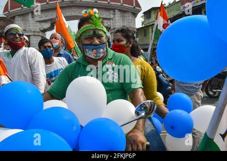 Kalkutta, Indien. Mai 2021. Kalkutta. Westbengalen, 2. Mai 2021, die Anhänger des Chief Ministers des Staates Westbengalen und des Chefs des Trinamool-Kongresses (TMC) Mamata Banerjee feiern nach den ersten Umfrageergebnissen inmitten der Ausbreitung der Coronavirus-Krankheit (COVID-19) in Kalkutta. (Foto von Sudipta das/Pacific Press) Quelle: Pacific Press Media Production Corp./Alamy Live News Stockfoto