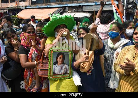 Kalkutta, Indien. Mai 2021. Kalkutta. Westbengalen, 2. Mai 2021, die Anhänger des Chief Ministers des Staates Westbengalen und des Chefs des Trinamool-Kongresses (TMC) Mamata Banerjee feiern nach den ersten Umfrageergebnissen inmitten der Ausbreitung der Coronavirus-Krankheit (COVID-19) in Kalkutta. (Foto von Sudipta das/Pacific Press) Quelle: Pacific Press Media Production Corp./Alamy Live News Stockfoto