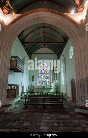 Hauptaltar und Glasfenster der Passion Christi. Chapelle Saint-Fiacre, Le Faouët, Morbihan, Bretagne, Frankreich. Stockfoto