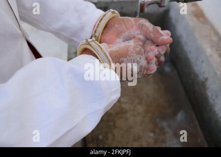 Eine Nahaufnahme einer indischen Ärztin, die sich die Hände wusch Mit Seife, um die Verbreitung von Covid-19 in der Schule zu verhindern Stockfoto