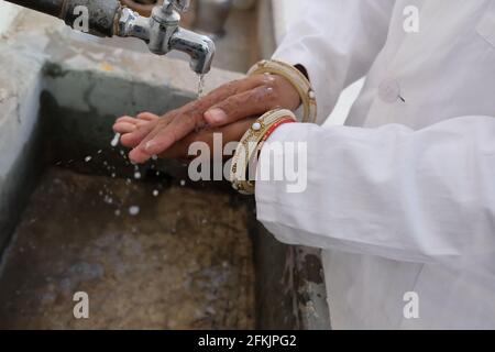 Eine Nahaufnahme einer indischen Ärztin, die sich die Hände wusch Um die Ausbreitung von Covid-19 zu verhindern Stockfoto