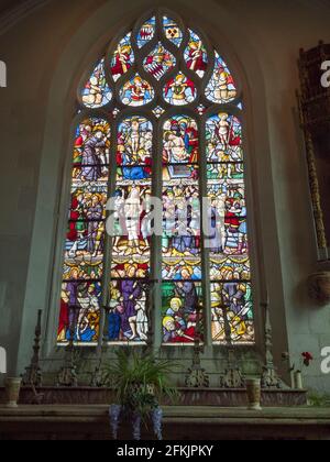 Buntglasfenster der Passion Christi. Chapelle Saint-Fiacre, Le Faouët, Morbihan, Bretagne, Frankreich. Stockfoto