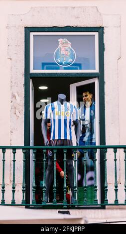 Spieler des Porto Football Club vor einem Geschäft in der Rua Augusta, Lissabon, Portugal. Shop-Assistent sichtbar Stockfoto