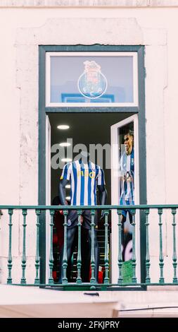 Spieler des Porto Football Club vor einem Geschäft in der Rua Augusta, Lissabon, Portugal. Shop-Assistent sichtbar Stockfoto