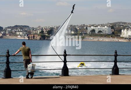 Ein Fliegerboarder in Aktion an der Strandpromenade von Torquay in Devon. Stockfoto