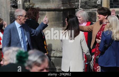 Gregory Campbell, DUP-Abgeordneter für East Londonderry (links) und Arlene Foster (2. Rechts) verlassen die St. Patrick's Church in Coleraine nach einem Gottesdienst zum 100. Jahrestag der Gründung Nordirlands. Bilddatum: Sonntag, 2. Mai 2021. Stockfoto