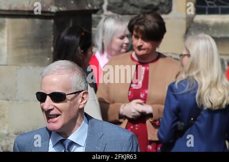 Gregory Campbell, DUP-Abgeordneter für East Londonderry und Arlene Foster (hinten Mitte) verlassen die St. Patrick's Church in Coleraine nach einem Gottesdienst zum 100. Mal seit der Gründung Nordirlands. Bilddatum: Sonntag, 2. Mai 2021. Stockfoto