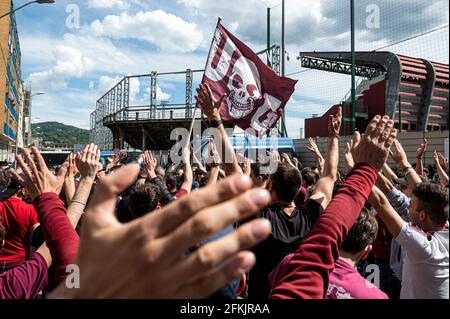 Turin, Italien. 02 Mai 2021. Fans des FC Turin versammeln sich vor dem Filadelfia-Stadion während eines Turin-FC-Trainings, um das Team am Vorabend des Fußballspiels der Serie A zwischen dem FC Turin und Parma Calcio zu unterstützen. Kredit: Nicolò Campo/Alamy Live Nachrichten Stockfoto