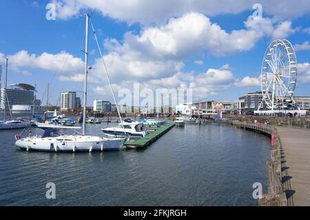 Cardiff Bay an einem sonnigen Frühlingsfeiertagmorgen Stockfoto