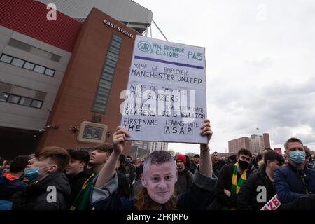 Manchester, Großbritannien. Mai 2021. Manchester United Fans versammeln sich vor Old Trafford, um gegen die unbeliebten Besitzer des Clubs, die Familie Glazer, zu protestieren. Die jüngsten Proteste wurden durch die Entscheidung des Vereines, in die Europäische Super League einzutreten und anschließend aus ihr auszutreten, ausgelöst. Kredit: Howard Harrison/Alamy Live Nachrichten Stockfoto