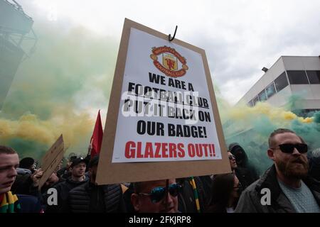 Manchester, Großbritannien. Mai 2021. Manchester United Fans versammeln sich vor Old Trafford, um gegen die unbeliebten Besitzer des Clubs, die Familie Glazer, zu protestieren. Die jüngsten Proteste wurden durch die Entscheidung des Vereines, in die Europäische Super League einzutreten und anschließend aus ihr auszutreten, ausgelöst. Kredit: Howard Harrison/Alamy Live Nachrichten Stockfoto