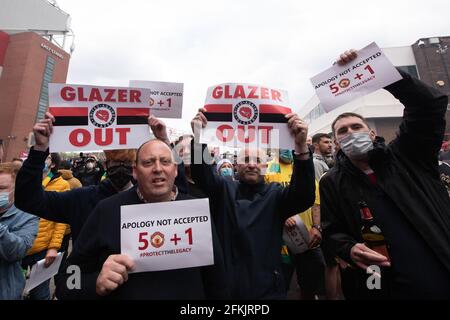 Manchester, Großbritannien. Mai 2021. Manchester United Fans versammeln sich vor Old Trafford, um gegen die unbeliebten Besitzer des Clubs, die Familie Glazer, zu protestieren. Die jüngsten Proteste wurden durch die Entscheidung des Vereines, in die Europäische Super League einzutreten und anschließend aus ihr auszutreten, ausgelöst. Kredit: Howard Harrison/Alamy Live Nachrichten Stockfoto