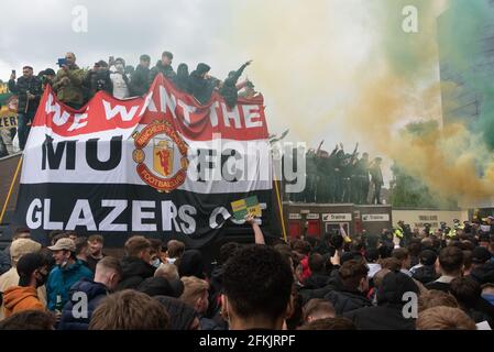 Manchester, Großbritannien. Mai 2021. Manchester United Fans versammeln sich vor Old Trafford, um gegen die unbeliebten Besitzer des Clubs, die Familie Glazer, zu protestieren. Die jüngsten Proteste wurden durch die Entscheidung des Vereines, in die Europäische Super League einzutreten und anschließend aus ihr auszutreten, ausgelöst. Kredit: Howard Harrison/Alamy Live Nachrichten Stockfoto