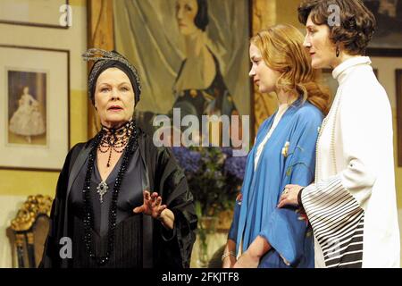 l-r: Judi Dench (Fanny Cavendish), Emily Blunt (Gwen Cavendish), Harriet Walter (Julie Cavendish) in THE ROYAL FAMILY von George S. Kaufman & Edna Ferber am Theatre Royal Haymarket, London SW1 01/11/2001 Design: Anthony ward Beleuchtung: Jon Buswell Regie: Peter Hall Stockfoto