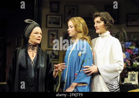 l-r: Judi Dench (Fanny Cavendish), Emily Blunt (Gwen Cavendish), Harriet Walter (Julie Cavendish) in THE ROYAL FAMILY von George S. Kaufman & Edna Ferber am Theatre Royal Haymarket, London SW1 01/11/2001 Design: Anthony ward Beleuchtung: Jon Buswell Regie: Peter Hall Stockfoto