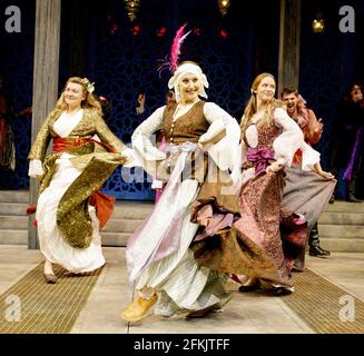 l-r: Victoria Carling (Lady Capulet), Una Stubbs (Krankenschwester), Emily Blunt (Julia) in ROMEO UND JULIA von Shakespeare im Chichester Festival Theatre, West Sussex, England 27/08/2002 Regie: Indhu Rubasingham Stockfoto