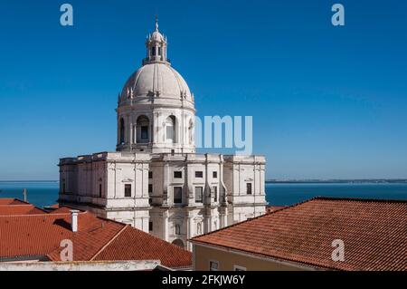 Elevador de Santa Justa: Aufzug in Lissabon. Es ist ein schöner Sommertag mit einem klaren blauen Himmel Stockfoto