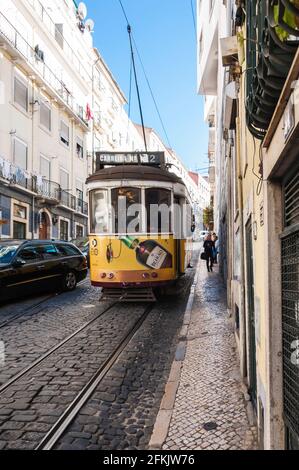 Die berühmte Straßenbahn in Lissabon. Stockfoto