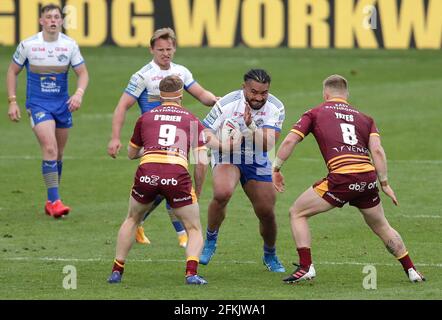 Konrad Hurrell von Leeds Rhinos (Mitte) wird von Adam O’Brien von Huddersfield Giants (links) und Luke Yates während des Betfred Super League-Spiels im John Smith's Stadium, Huddersfield, angegangen. Bilddatum: Sonntag, 2. Mai 2021. Stockfoto