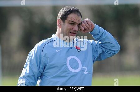 ENGLAND RUGBY-MANNSCHAFTSTRAINING IM SURRY SPORTS PARK FÜR IHR SECHS-NATIONEN-SPIEL MIT FRANKREICH. MARTIN JOHNSON. 24/2/2011. BILD DAVID ASHDOWN Stockfoto