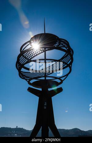 Skulptur einer Armillarsphäre (Weltmaschine) im Stadtteil Belem von Lissabon. Hintergrundbeleuchtetes Foto zur blauen Stunde Stockfoto