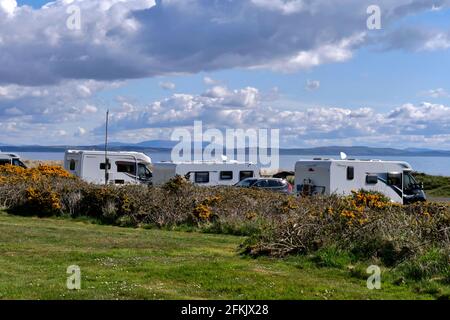 Wohnmobil, Reisemobile, Wohnwagen mit Blick auf die Luce Bay, Mull of Galloway, Schottland, Großbritannien Stockfoto