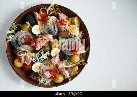 Köstlicher Thunfisch-Salat mit Oliven, Eiern und Zwiebeln Stockfoto