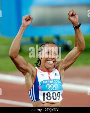 OLYMPISCHE SPIELE IN ATHEN 2004. 28/8/2004 LEICHTATHLETIK KELLY HOLMES IN DER 1500M GEWINNEN GOLDBILD DAVID ASHDOWN Stockfoto