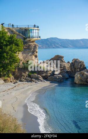 Salón Strand und Balcon de Europa, Balkon Europas, Aussichtsplattform und Wahrzeichen der Küstenstadt Nerja, Andalusien, Costa del Sol, Spanien Stockfoto