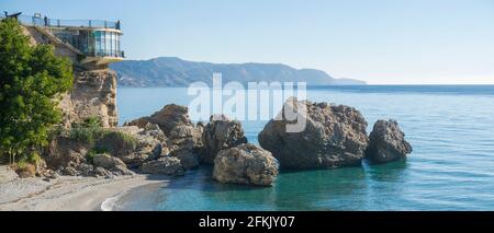 Salón Strand und Balcon de Europa, Balkon Europas, Aussichtsplattform und Wahrzeichen der Küstenstadt Nerja, Andalusien, Costa del Sol, Spanien Stockfoto