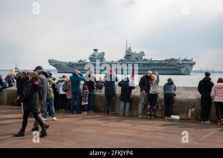 Portsmouth, England, Großbritannien. 2021. Brunch-Fischer beobachten, wie HMS Queen Elizabeth Portsmouth auf ihrem Jungfernflug in den Pazifischen Ozean verlässt. Stockfoto