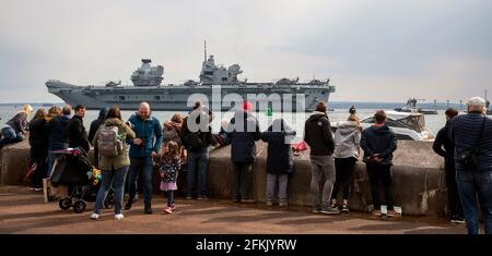 Portsmouth, England, Großbritannien. 2021. Brunch-Fischer beobachten, wie HMS Queen Elizabeth Portsmouth auf ihrem Jungfernflug in den Pazifischen Ozean verlässt. Stockfoto