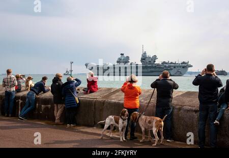 Portsmouth, England, Großbritannien. 2021. Brunch-Fischer beobachten, wie HMS Queen Elizabeth Portsmouth auf ihrem Jungfernflug in den Pazifischen Ozean verlässt. Stockfoto