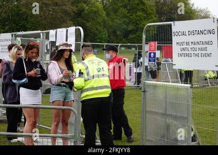 Liverpool, Großbritannien. Mai 2021. Die Leute kommen zu einem Live-Konzert im Sefton Park, bei dem das Publikum nicht sozial distanziert sein muss. Die Teilnehmer müssen vor der Einreise einen Nachweis über einen Coronavirus-Negativtest vorlegen und in der Liverpool City Region leben. Forscher vor Ort werden die Bewegung und das Verhalten der 5,000-köpfigen Menschenmenge untersuchen. Nach der Veranstaltung werden sie auch aufgefordert, einen Test zu machen, da Minister und Wissenschaftler die Sicherheit von Außenbereichen für Massen von Menschen ohne Gesichtsmasken beurteilen wollen. Kredit: Ken Biggs/Alamy Live Nachrichten Stockfoto