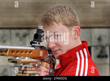 Shooter James Huckle 19 mit seinem .22 Gewehr. 9/2/10. BILD DAVID ASHDOWN Stockfoto