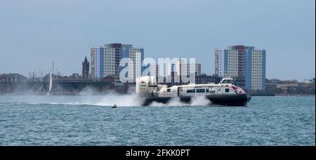 Portsmouth, England, Großbritannien. 2021. Passagier trägt Hovercraft von der Isle of Wight Inbound-Service nach Portsmouth Southsea mit einem Hintergrund über die Stockfoto