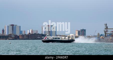 Portsmouth, England, Großbritannien. 2021. Passagier, der Luftkissenboot von Portsmouth Southsea nach Ryde auf der Isle of Wight transportiert, Hinflug nach Ryde. Verlassen Stockfoto