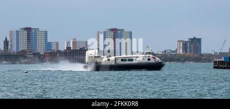 Portsmouth, England, Großbritannien. 2021. Passagier trägt Hovercraft von der Isle of Wight Inbound-Service nach Portsmouth Southsea mit einem Hintergrund über die Stockfoto