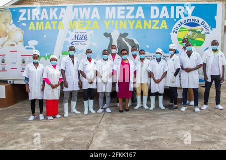 (210502) -- NYANZA, 2. Mai 2021 (Xinhua) -- Immaculee Kayitesi (C), Inhaberin der Molkerei Zirakamwa Meza, posiert für ein Gruppenfoto mit Mitarbeitern ihrer Firma im Bezirk Nyanza, etwa zwei Autostunden von der ruandischen Hauptstadt Kigali entfernt, am 30. April 2021. UM ES MIT „Feature: From Genozid Witwe to successful businesswoman -- Ruanda woman Walking out of shadow“ (Foto von Cyril Ndegeya/Xinhua) zu MACHEN Stockfoto