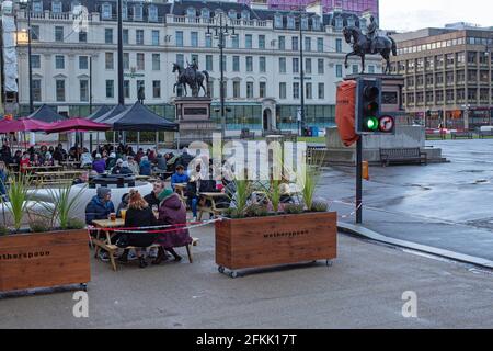 Vor dem Counting House im Zentrum von Glasgow, Schottland, Großbritannien, genossen die Menschen das Trinken im Freien Stockfoto