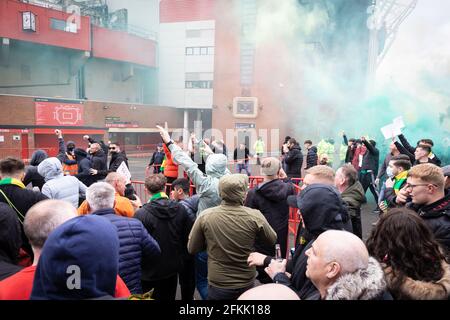 Manchester, Großbritannien. Mai 2021. Fußballfans versammeln sich in Old Trafford, um gegen die Eigentumsrechte der Glazer an Manchester United zu protestieren. Kredit: SOPA Images Limited/Alamy Live Nachrichten Stockfoto