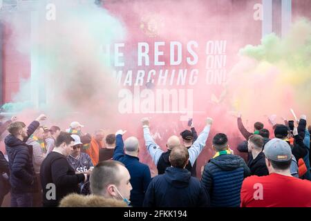 Manchester, Großbritannien. Mai 2021. Fußballfans versammeln sich in Old Trafford, um gegen die Eigentumsrechte der Glazer an Manchester United zu protestieren. Kredit: SOPA Images Limited/Alamy Live Nachrichten Stockfoto