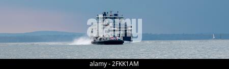 The Solent, Portsmouth, England, Großbritannien. 2021. RORO Fähre und ein Passagier mit Hovercraft gesehen Überquerung der Solent ein Stück Wasser zwischen der Isl Stockfoto