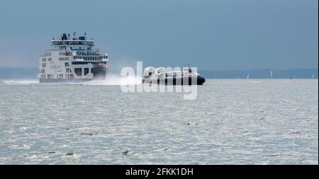 The Solent, Portsmouth, England, Großbritannien. 2021. RORO Fähre und ein Passagier mit Hovercraft gesehen Überquerung der Solent ein Stück Wasser zwischen der Isl Stockfoto