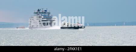 The Solent, Portsmouth, England, Großbritannien. 2021. RORO Fähre und ein Passagier mit Hovercraft gesehen Überquerung der Solent ein Stück Wasser zwischen der Isl Stockfoto