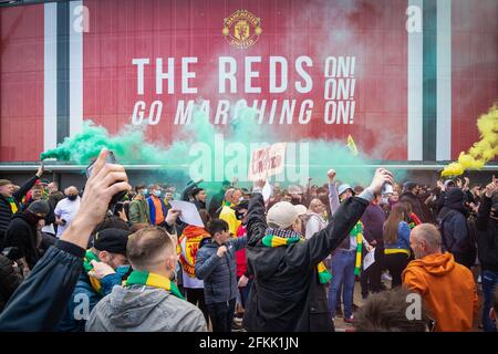 Manchester, Großbritannien. Mai 2021. Fußballfans versammeln sich in Old Trafford, um gegen die Eigentumsrechte der Glazer an Manchester United zu protestieren. (Foto von Andy Barton/SOPA Images/Sipa USA) Quelle: SIPA USA/Alamy Live News Stockfoto